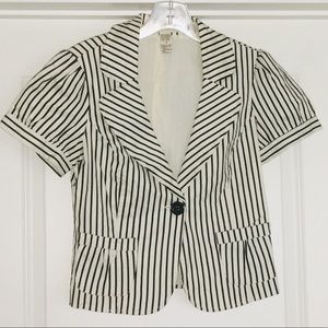 Short sleeve blazer with puff sleeves.